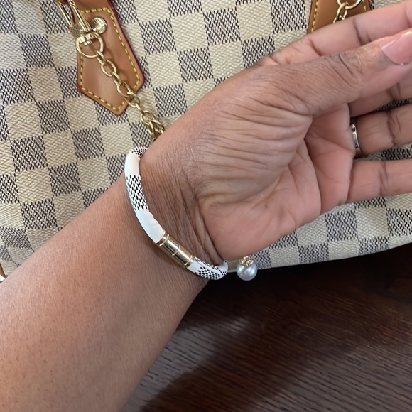 White Leather Pattern Bracelet - Picture 7 of 8